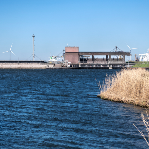 Binnenspuikanaal met Spui- en Gemaalcomplex PNG.png