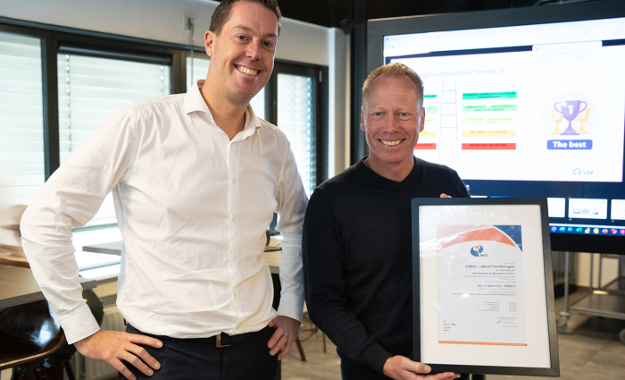 Peter Kanninga en Denny van der Dong ontvangen het Trede 5-certificaat.