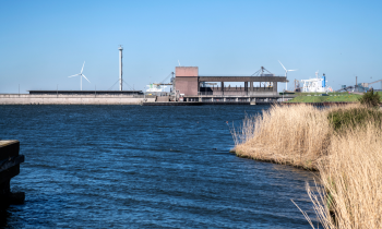 Binnenspuikanaal met Spui- en Gemaalcomplex PNG.png