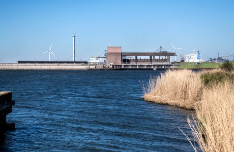 Binnenspuikanaal met Spui- en Gemaalcomplex PNG.png