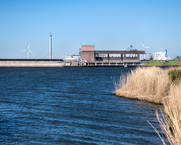 Binnenspuikanaal met Spui- en Gemaalcomplex PNG.png